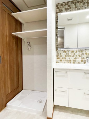 こだわりのクロスとタイルでスタイリッシュで落ち着いた雰囲気に　港区I様邸